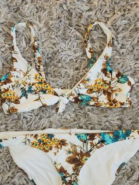 Vitamin A Women's Lou Tie Front Classic Bikini Top Size S/6 Cuba LIBRE